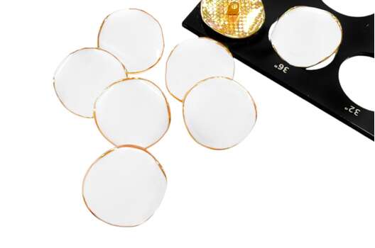 Пуговица металлическая на ножке RBZ-95, белая с золотом, 23 мм