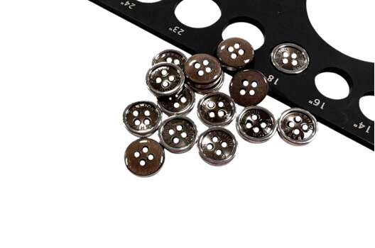Пуговица пластиковая CBM75, 4 прокола, темно-коричневая, 11.5 мм