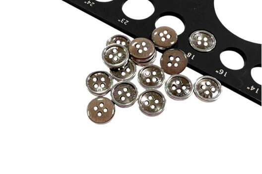 Пуговица пластиковая CBM75, 4 прокола, светло-коричневая, 11.5 мм