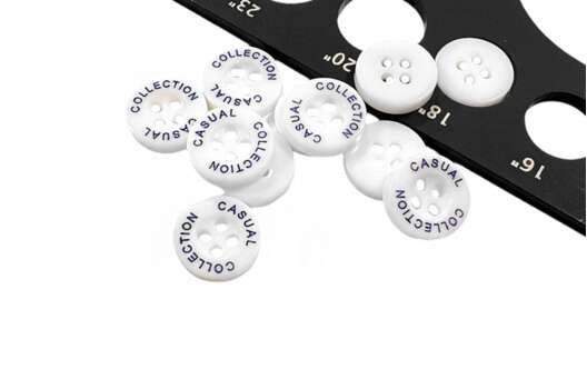 Пуговица пластиковая CBM-58, 4 прокола, белая с синий, 11.5 мм