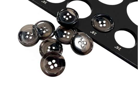 Пуговица пластиковая 2107, 4 прокола, черная, 18 мм