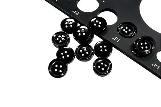 Пуговица пластик LU04, 4 прокола, черная, 11.5 мм