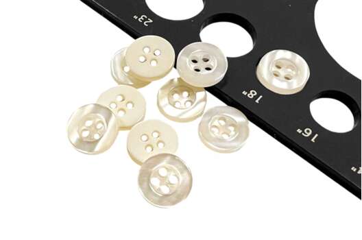 Пуговица пластик PS41, 4 прокола, молочная, 11.5 мм