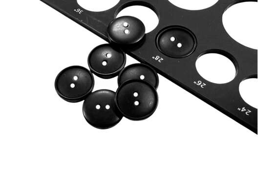 Пуговица пластиковая PS17, 2 прокола, черная, 18 мм