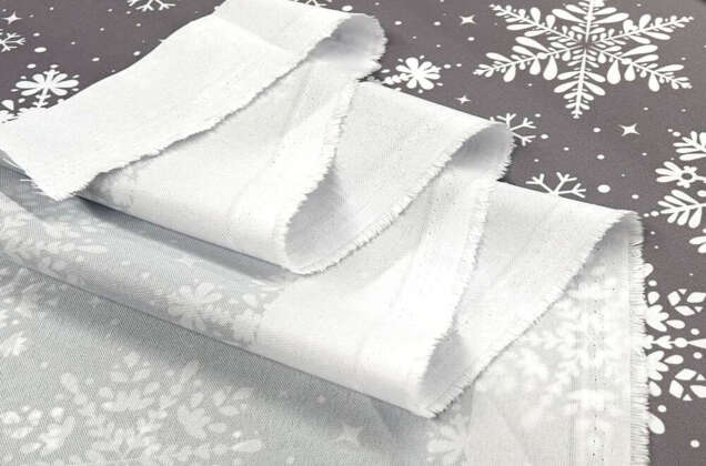 Габардин простой с рисунком, Белые снежинки на светло-сером 5