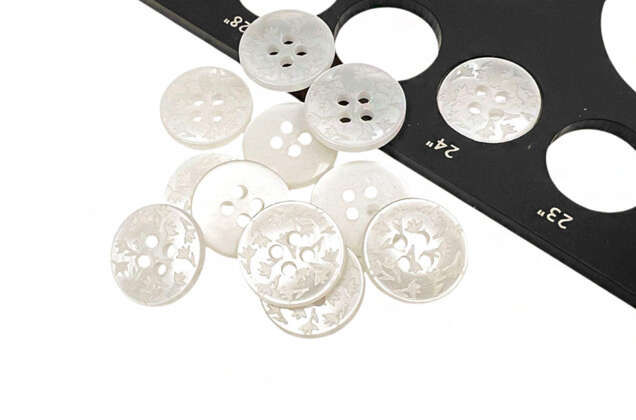 Пуговица пластик CN2504, 4 прокола, белая, 15 мм