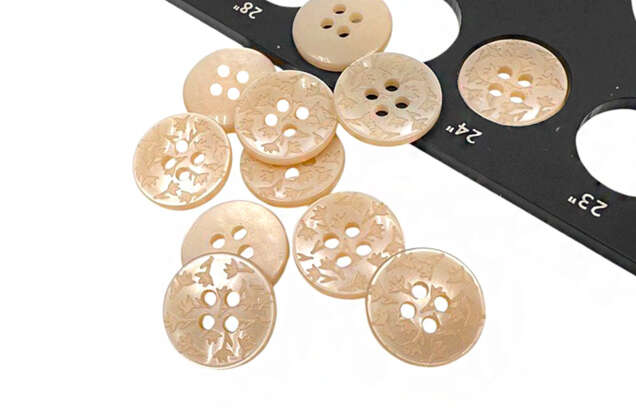 Пуговица пластик CN2504, 4 прокола, бежевая, 15 мм