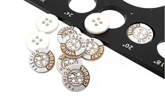 Пуговица пластик CBM-28, 4 прокола, бежевая с белым, 12.5 мм