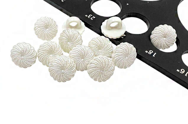 Пуговица пластиковая на ножке LA1716, белая, 11.5 мм