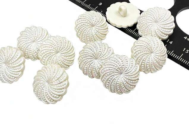 Пуговица пластиковая на ножке LA1716, белая, 21 мм