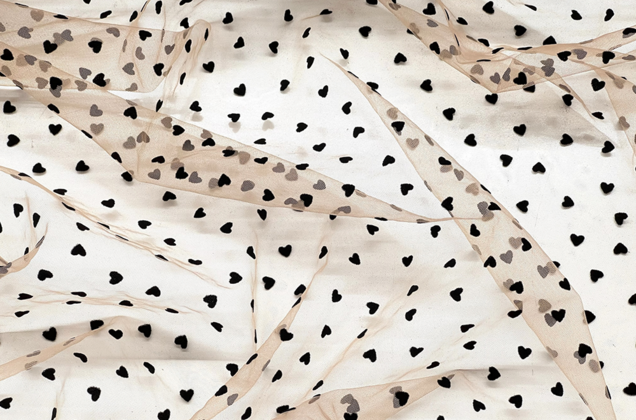 Сетка бежевая с черными сердечками 1