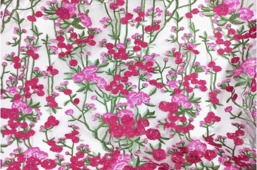 Сетка вышитая, Красно-розовые цветы на бело-молочном фоне