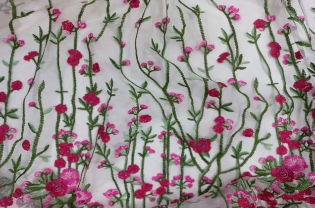 Сетка вышитая, Красно-розовые цветы на бело-молочном фоне 5