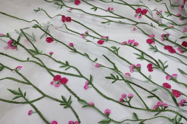 Сетка вышитая, Красно-розовые цветы на бело-молочном фоне 4