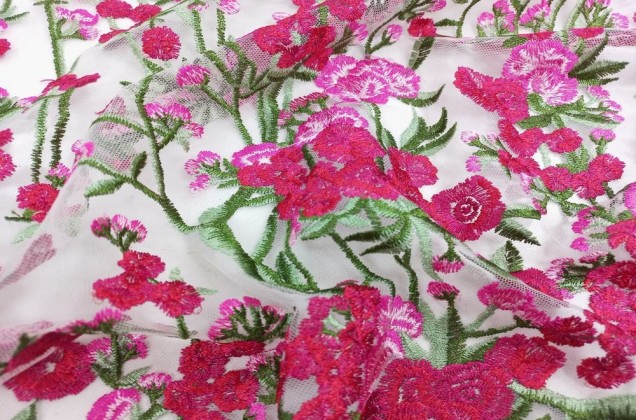 Сетка вышитая, Красно-розовые цветы на бело-молочном фоне 3