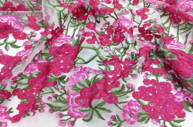Сетка вышитая, Красно-розовые цветы на бело-молочном фоне 1