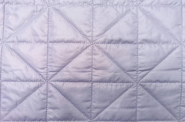 Курточная ткань на синтепоне треугольники, сиреневый цвет