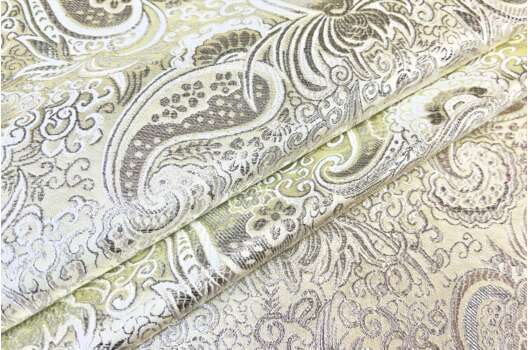 Парча жаккард, бело-серебряные узоры на светло-золотом