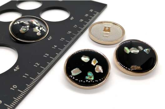 Пуговица металлическая на ножке с камнем, золото, 28 мм, Ж-21