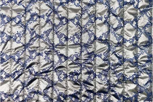 Курточная на синтепоне, синие чешуйки на серебряном