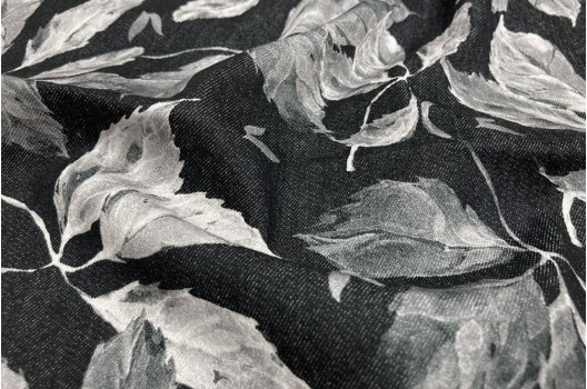 Джинс, белые акварельные листики на черном фоне