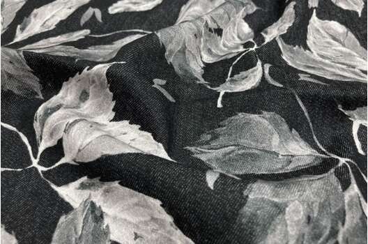 Джинс, белые акварельные листики на черном фоне